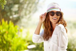 Smiling summer woman with hat and sunglasses